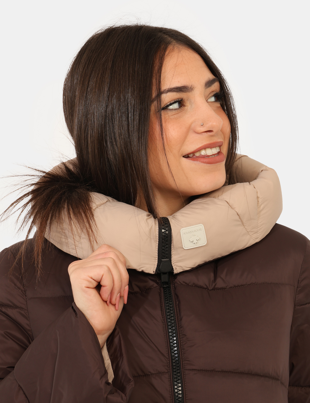 G224104W-OA_BKCOF_AI25_6 Piumino Canadian Marrone - Piumino lungo fino a metà gamba, in total marrone scuro con cappuccio non removibile ed interno b
