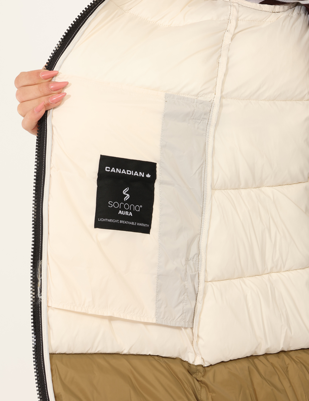 G224104W-OA_DRHB_AI25_3 Piumino Canadian Verde - Piumino lungo fino a metà gamba, in total verde scuro con cappuccio non removibile ed interno bianc