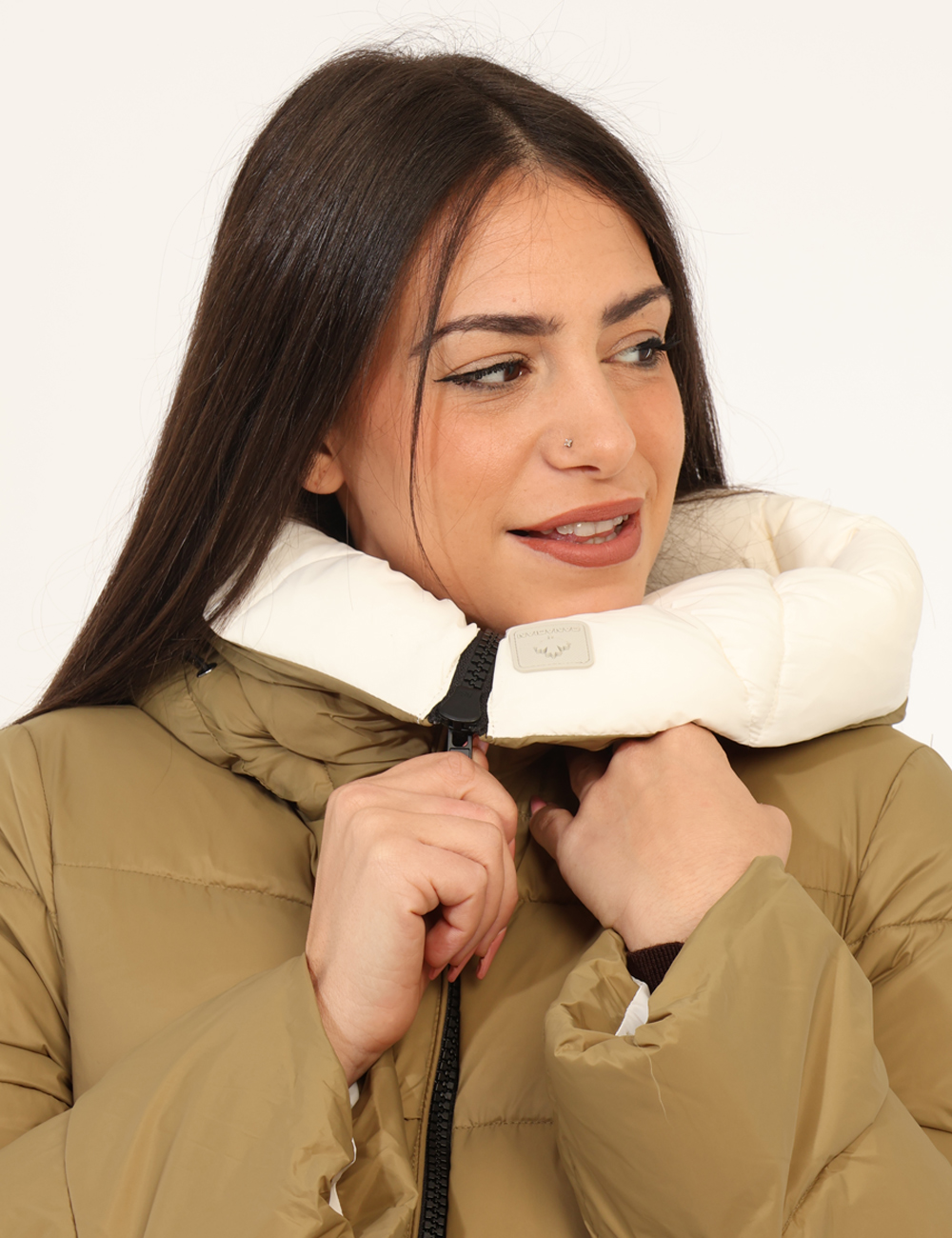 G224104W-OA_DRHB_AI25_5 Piumino Canadian Verde - Piumino lungo fino a metà gamba, in total verde scuro con cappuccio non removibile ed interno bianc