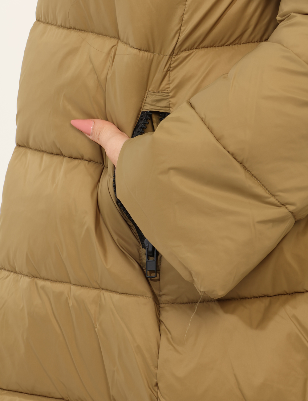 G224104W-OA_DRHB_AI25_6 Piumino Canadian Verde - Piumino lungo fino a metà gamba, in total verde scuro con cappuccio non removibile ed interno bianc