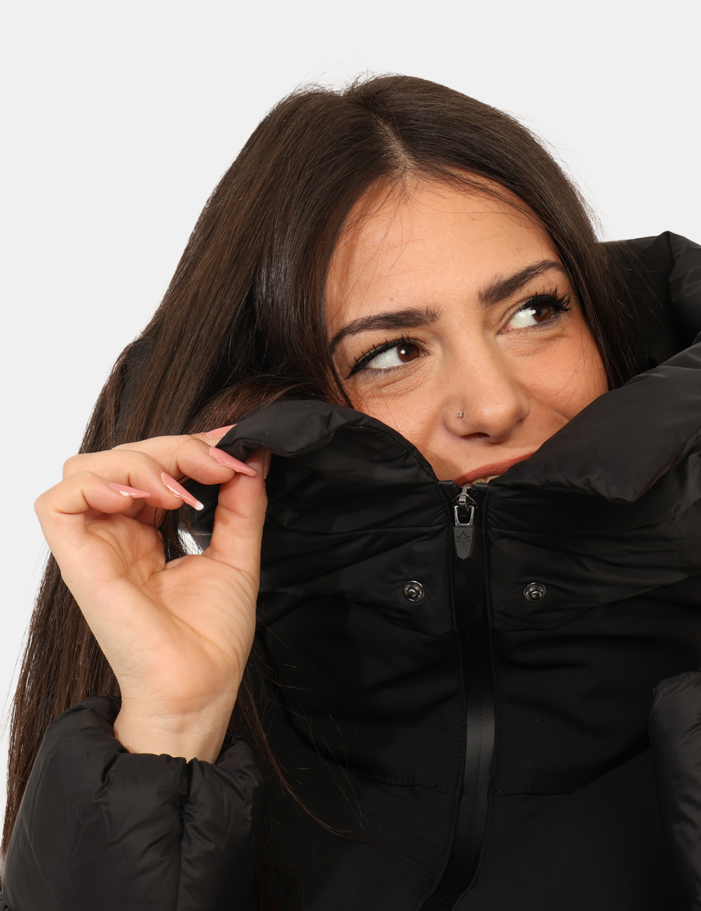 G224110W-OA_BLA_AI25_3 Giacca Canadian Nero - Giaccone corto con cappuccio non removibile in total nero, con interno in simil piumino imbottito. Pr