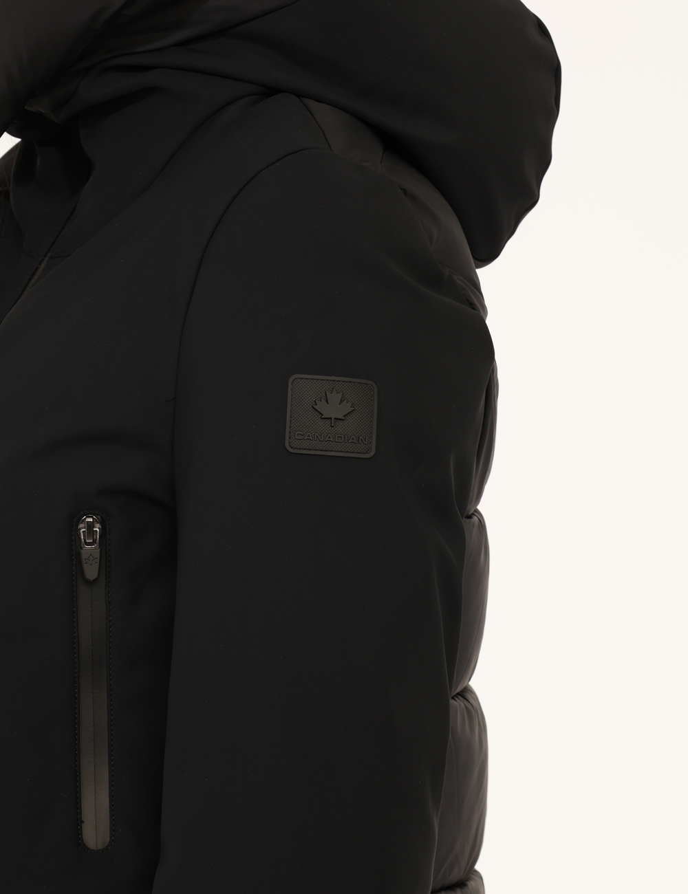 G224110W-OA_BLA_AI25_6 Giacca Canadian Nero - Giaccone corto con cappuccio non removibile in total nero, con interno in simil piumino imbottito. Pr