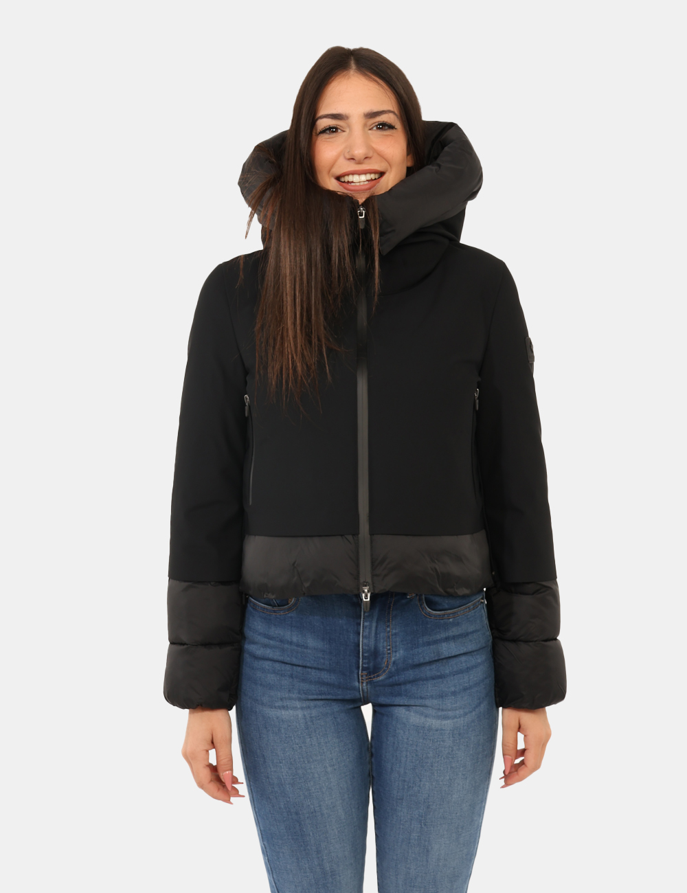 G224110W-OA_BLA_AI25_7 Giacca Canadian Nero - Giaccone corto con cappuccio non removibile in total nero, con interno in simil piumino imbottito. Pr
