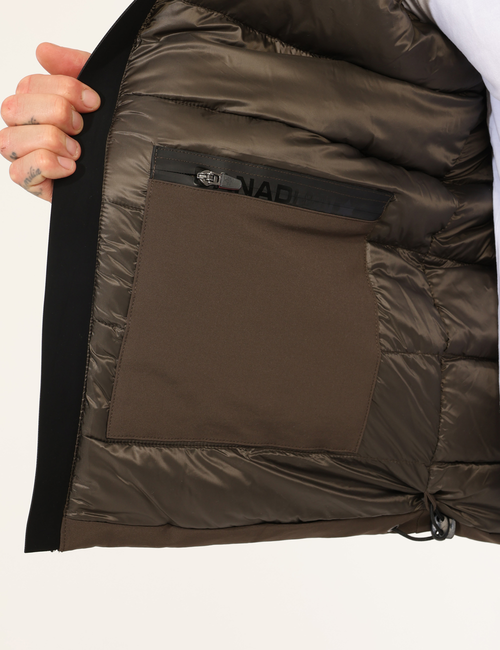 G224390-OA_BKOL_AI25_3 Giacca Canadian Verde - Giacca con cappuccio non removibile, in total verde militare, con tasche a taglio trasversale ed int