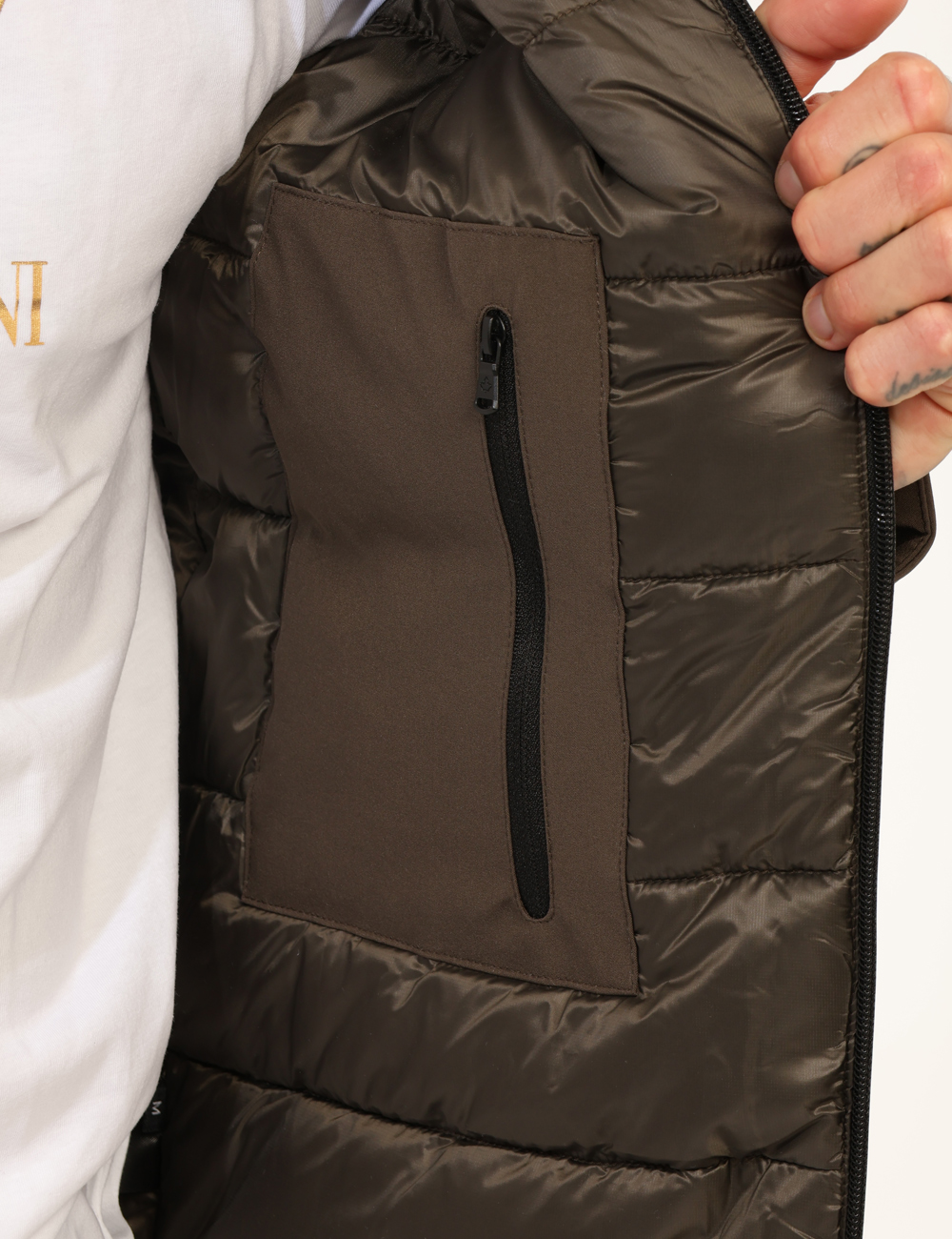 G224390-OA_BKOL_AI25_4 Giacca Canadian Verde - Giacca con cappuccio non removibile, in total verde militare, con tasche a taglio trasversale ed int