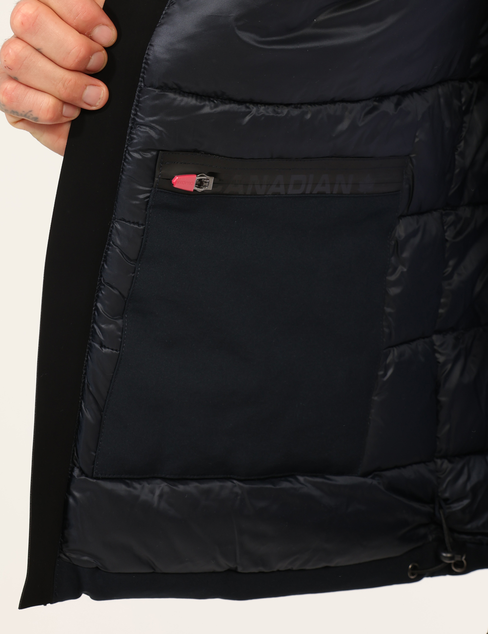 G224390-OA_DKNAV_AI25_3 Giacca Canadian Blu - Giacca con cappuccio non removibile, in total blu navy, con tasche a taglio trasversale ed interno in