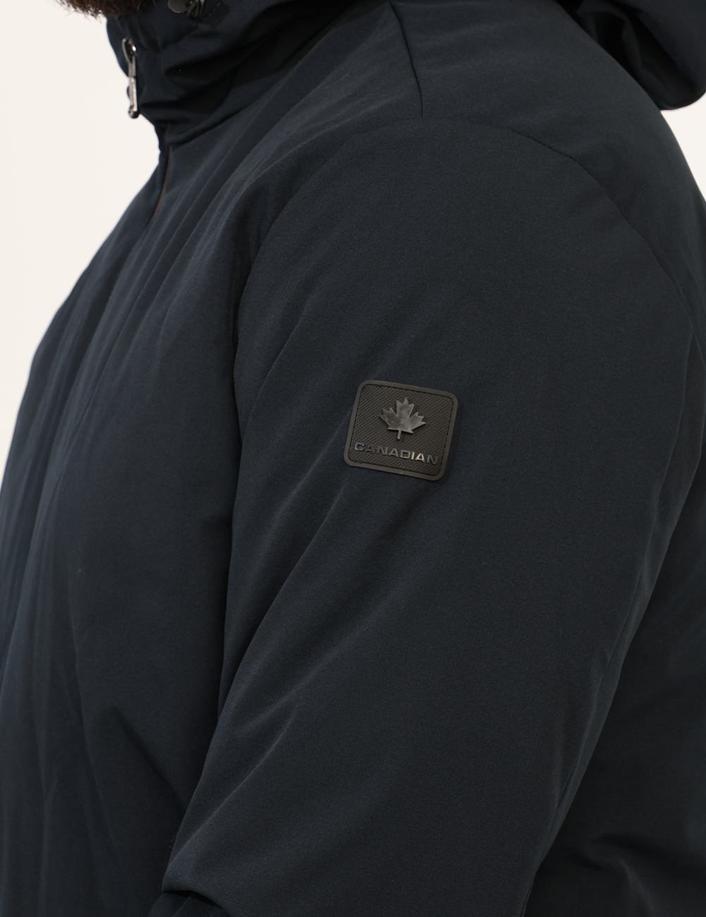 G224390-OA_DKNAV_AI25_6 Giacca Canadian Blu - Giacca con cappuccio non removibile, in total blu navy, con tasche a taglio trasversale ed interno in