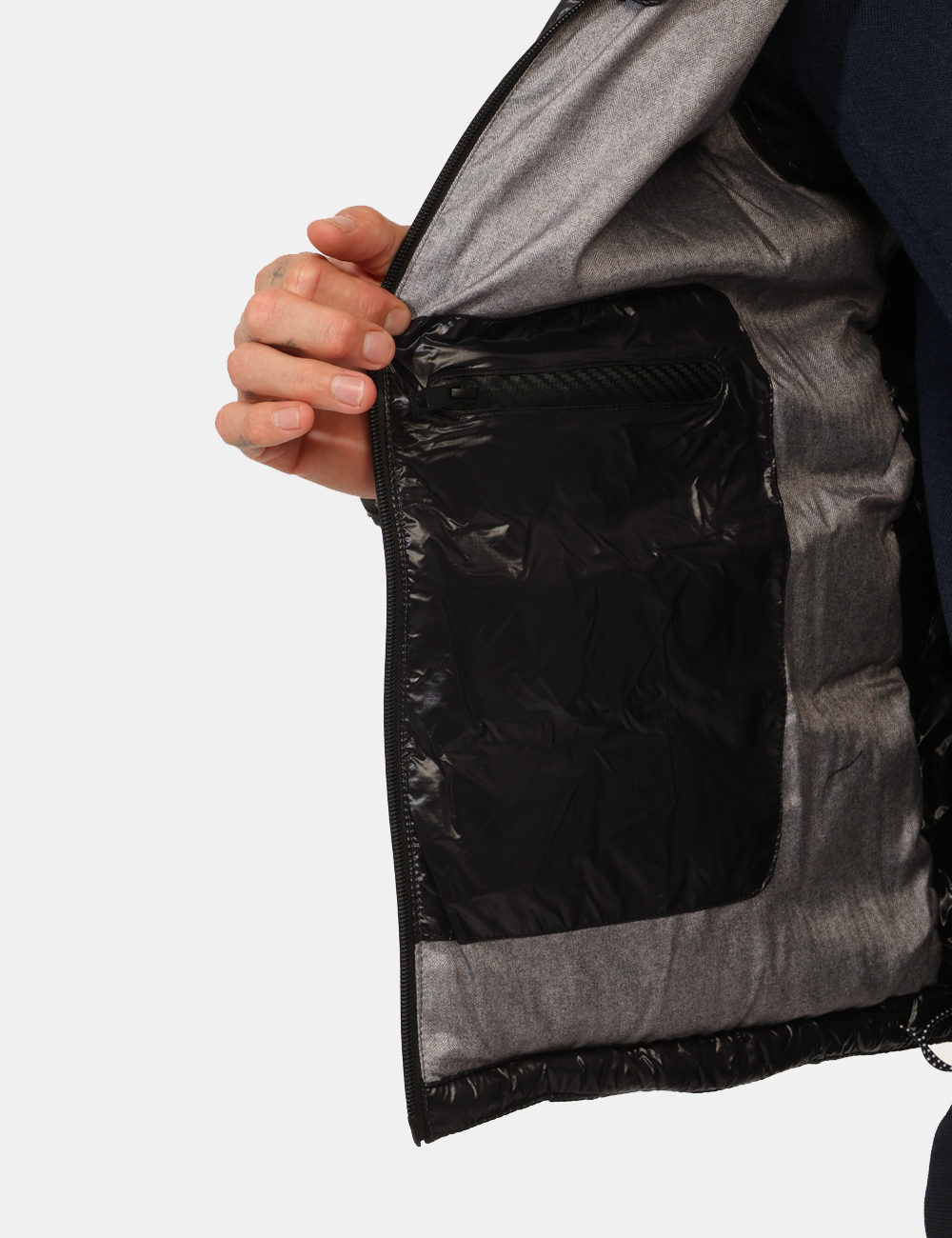 J823-B400-OA_NERO_AI25_3 Piumino Yes Zee Nero - Piumino con cappuccio removibile, in total nero lucido ed interno grigio, più tasche a taglio trasver