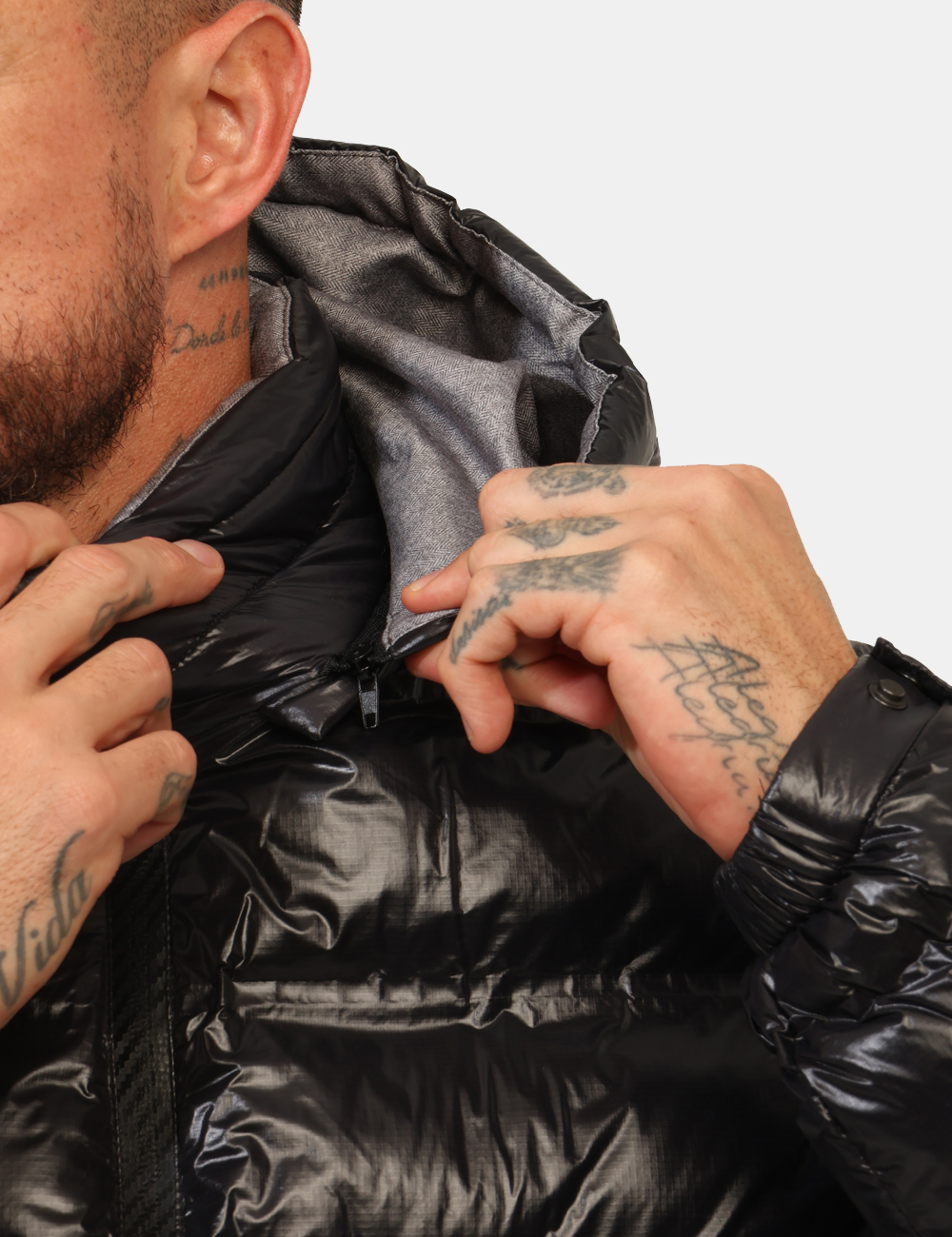 J823-B400-OA_NERO_AI25_4 Piumino Yes Zee Nero - Piumino con cappuccio removibile, in total nero lucido ed interno grigio, più tasche a taglio trasver