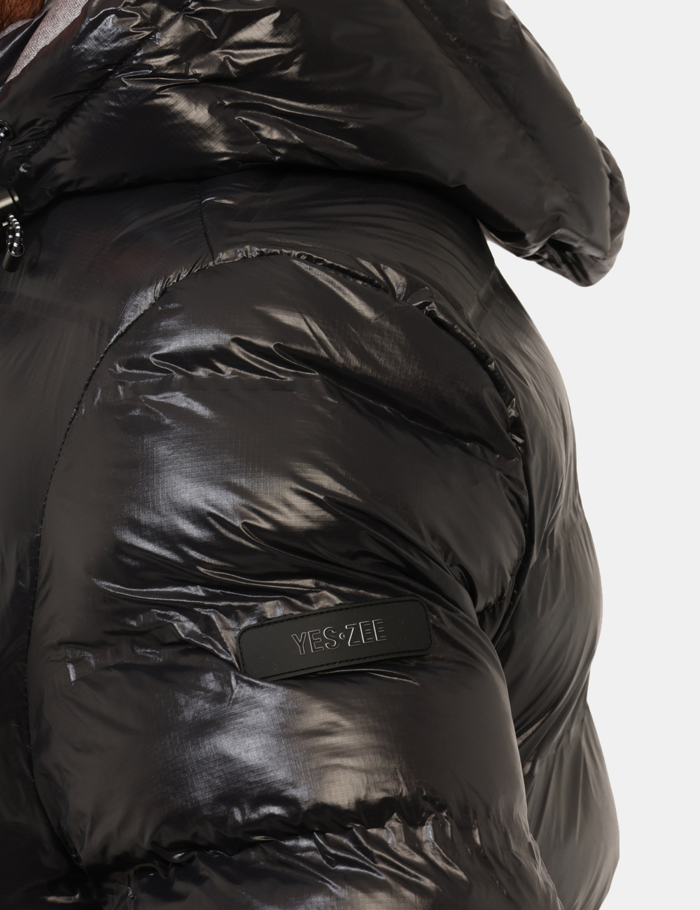 J823-B400-OA_NERO_AI25_6 Piumino Yes Zee Nero - Piumino con cappuccio removibile, in total nero lucido ed interno grigio, più tasche a taglio trasver