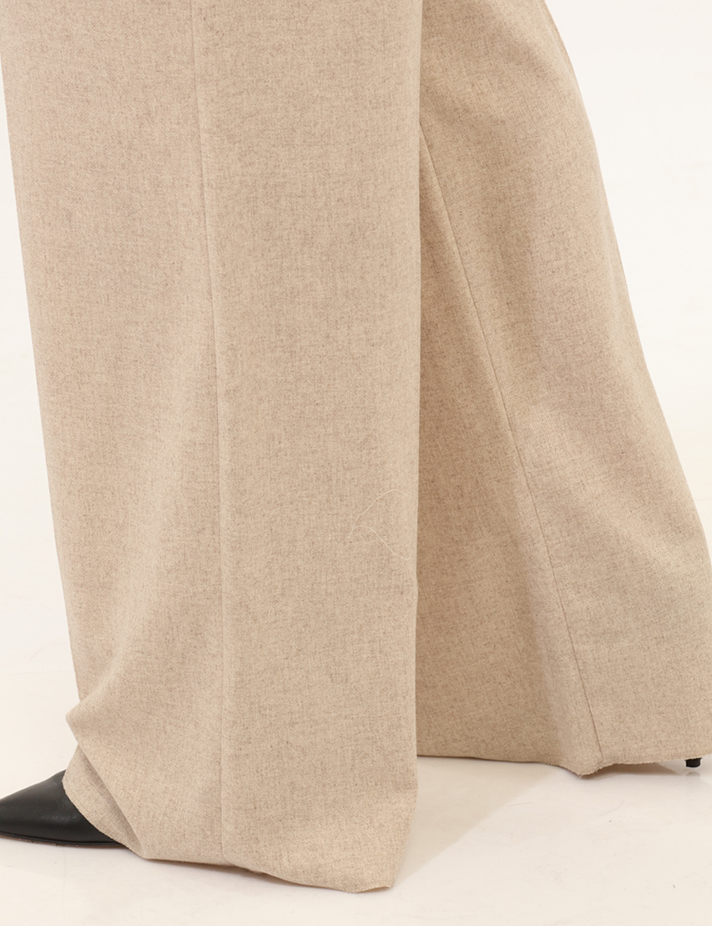 ODILIA-2525136102-SA_BIANCO-SPORCO_AI25_4 Pantaloni Emme Marella Beige - Pantaloni larghi in misto lana total beige, con tasche a taglio trasversale. La vestibilità è