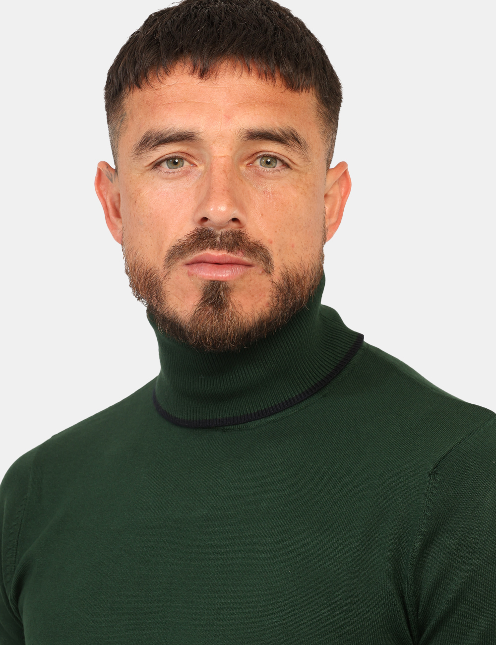 P20059-OA_VERDE-BOSCO_AI25_3 Maglione Goha Verde - Maglione dolcevita total verde bosco con profili neri. La vestibilità è morbida e regplare. Il maglion