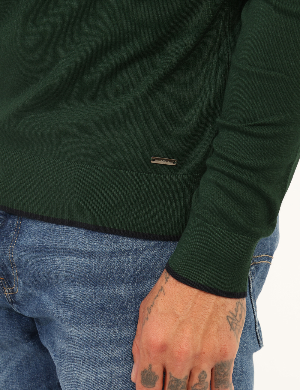 P20059-OA_VERDE-BOSCO_AI25_4 Maglione Goha Verde - Maglione dolcevita total verde bosco con profili neri. La vestibilità è morbida e regplare. Il maglion