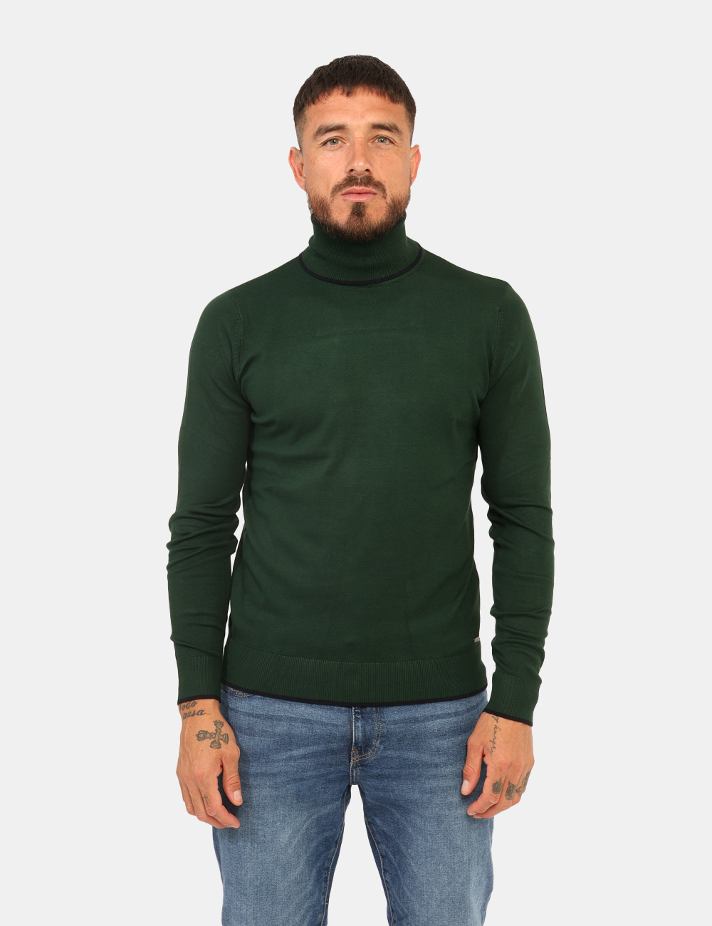 P20059-OA_VERDE-BOSCO_AI25_5 Maglione Goha Verde - Maglione dolcevita total verde bosco con profili neri. La vestibilità è morbida e regplare. Il maglion