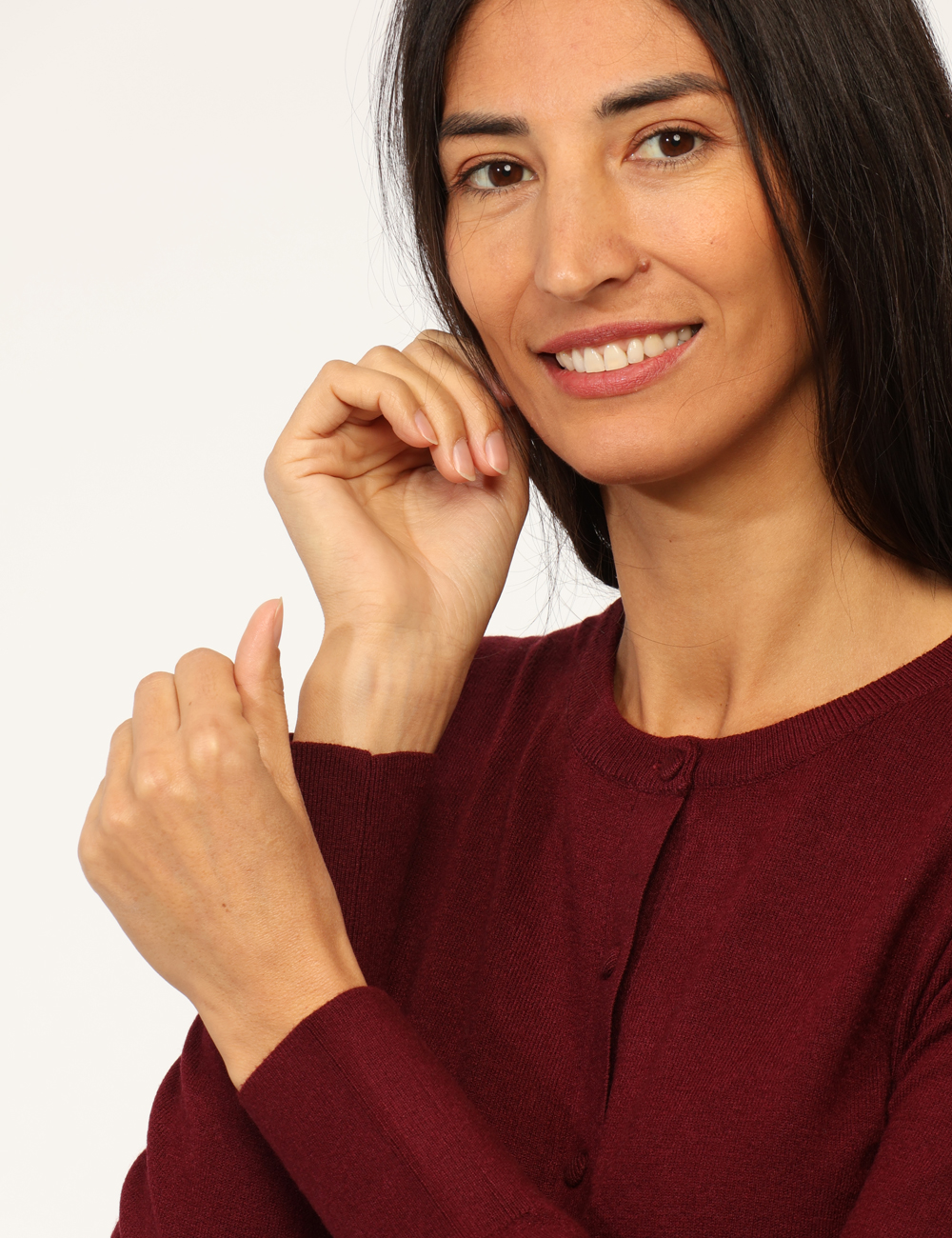 PK20025-OA_BORDEAUX_AI25_4 Maglione Rue De Clerie Bordeaux - Maglione modello cardigan, con girocollo classico ed in total bordeaux. La vestibilità è m