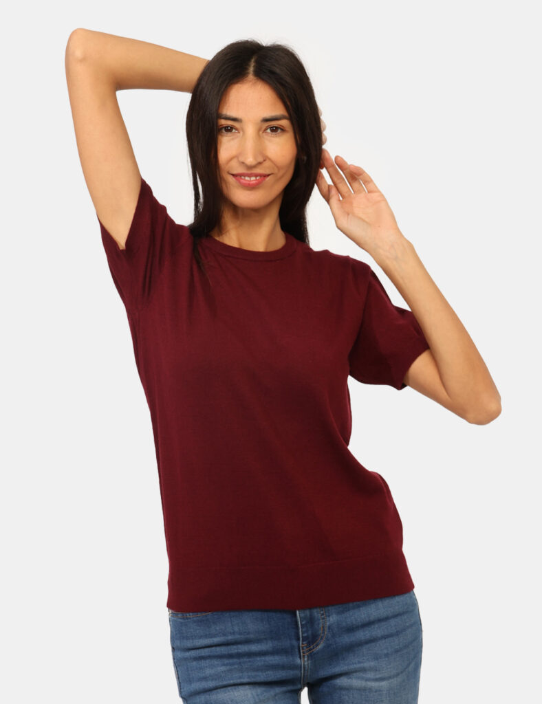 Maglia a maniche corte Rue De Clerie Bordeaux - Maglia a maniche corte in total bordeaux con girocollo classico. La vestibil