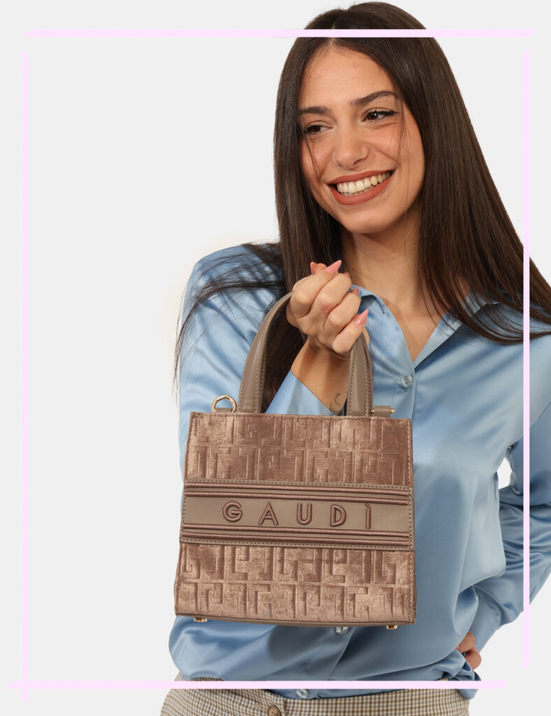 Borsa Gaudi Grigio - L’articolo appartiene al campionario esclusivo di stagione: pezzo unico.Cod. art. V5AI 12301 ME CAVi ri