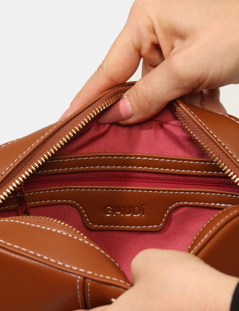 Borsa Gaudi Marrone - L’articolo appartiene al campionario esclusivo di stagione: pezzo unico.Cod. art. V5AI 12334 ME CAVi r