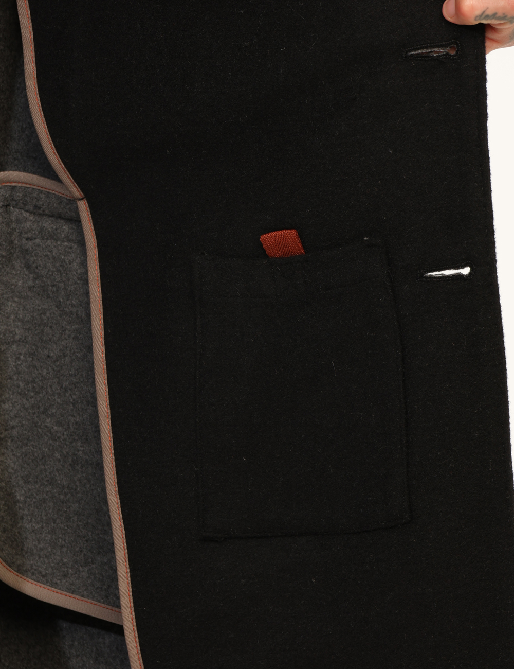 CP39SA25-TPV324-OA_NERO-GRIGIO_AI25_3 Cappotto Prj22. Nero - Capptto classico lungo, in total nero, con tasche fake. La vestibilità è morbida e pratica grazie a b