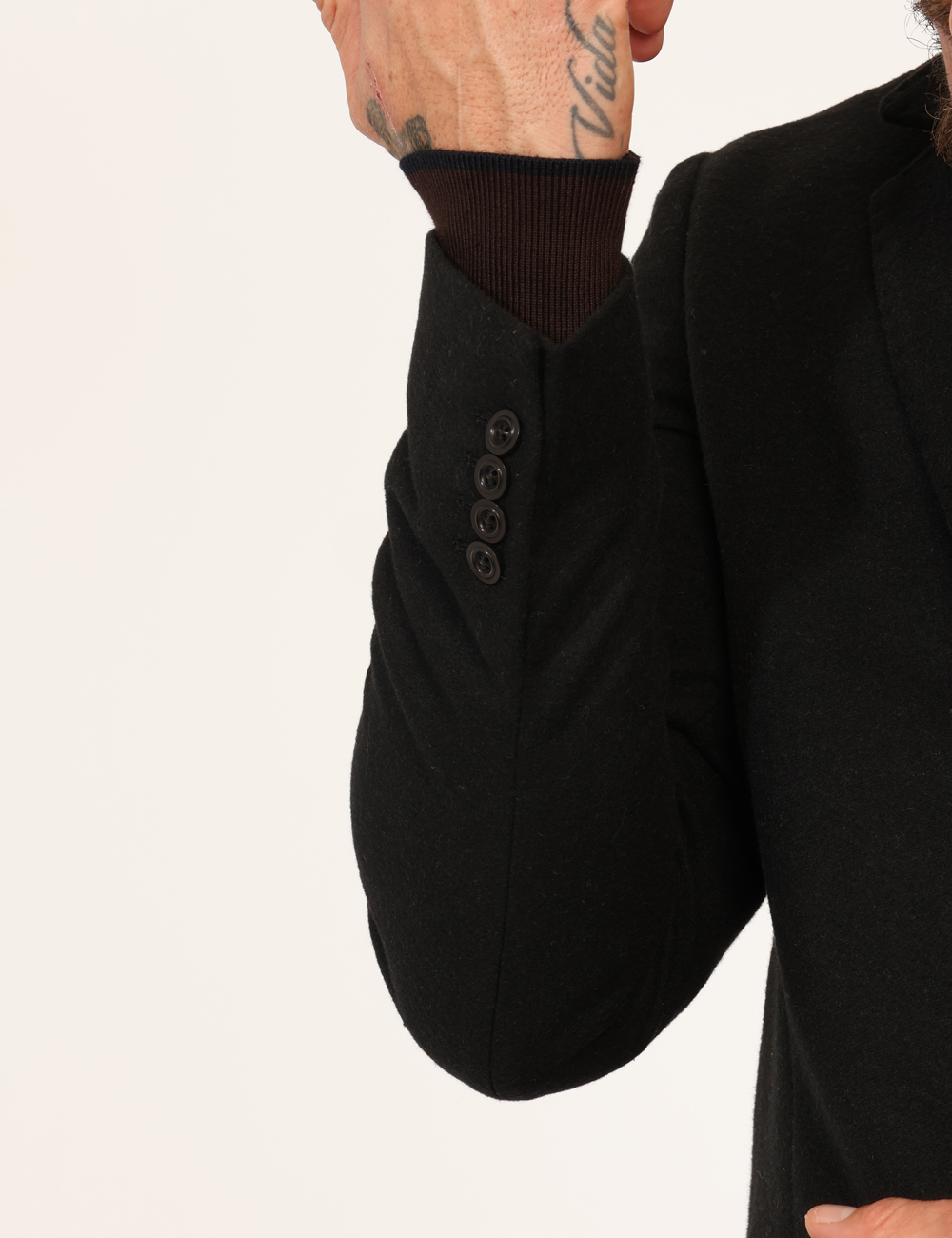 CP39SA25-TPV324-OA_NERO-GRIGIO_AI25_4 Cappotto Prj22. Nero - Capptto classico lungo, in total nero, con tasche fake. La vestibilità è morbida e pratica grazie a b