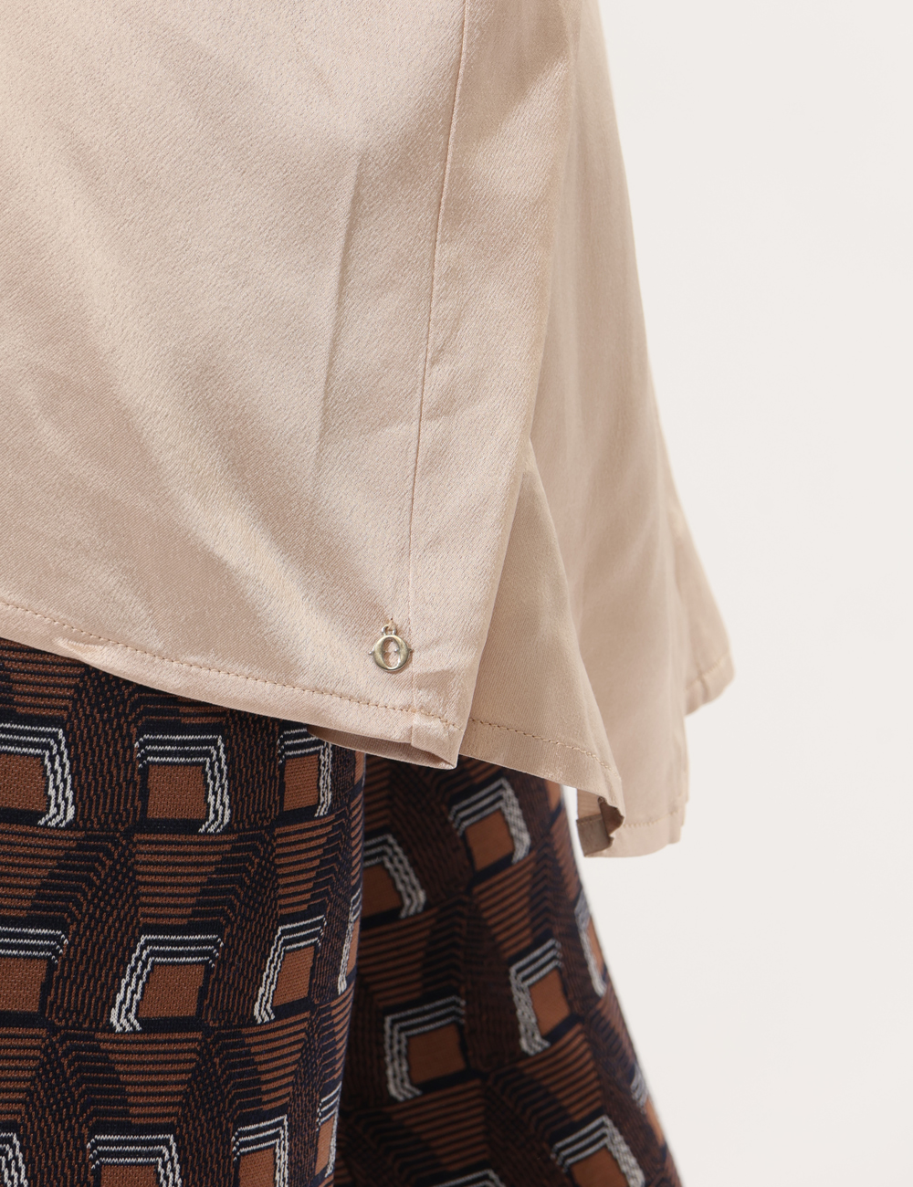 DC4851-SA_CHAMPIGNON_AI25_3 Camicia Ottod'Ame Beige - Camicia morbida, piu lunga sul retro con bottoni tono su tono.Cod. art. DC4851 SAVi ricordiamo che