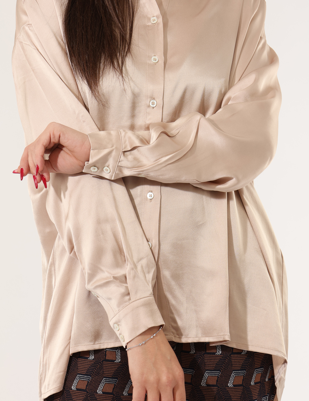 DC4851-SA_CHAMPIGNON_AI25_5 Camicia Ottod'Ame Beige - Camicia morbida, piu lunga sul retro con bottoni tono su tono.Cod. art. DC4851 SAVi ricordiamo che