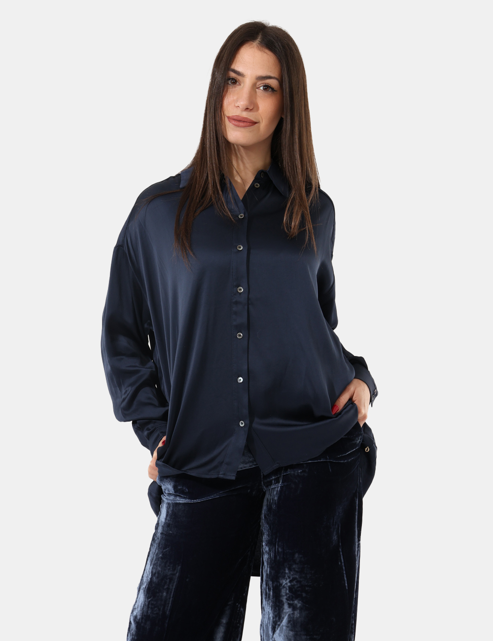 DC4851-SA_NIGHT_AI25_1 Camicia Ottod'Ame Blu - Camicia morbida, piu lunga sul retro con bottoni tono su tono.Cod. art. DC4851 SAVi ricordiamo che t