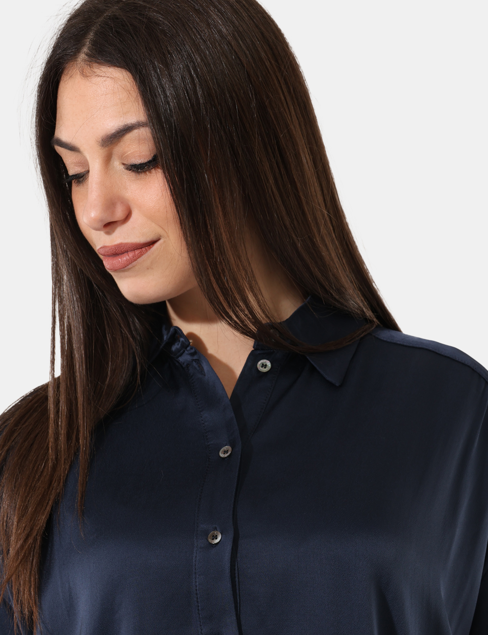 DC4851-SA_NIGHT_AI25_5 Camicia Ottod'Ame Blu - Camicia morbida, piu lunga sul retro con bottoni tono su tono.Cod. art. DC4851 SAVi ricordiamo che t