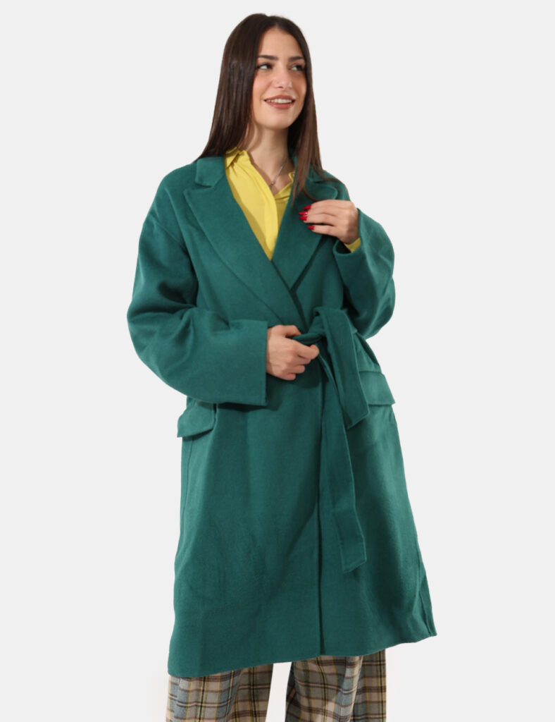 Cappotto Ottod'Ame Verde - Cappotto morbido, media lunghezza con fusciacca in vita e tasconi.Cod. art. DG5994 SAVi ricordiam
