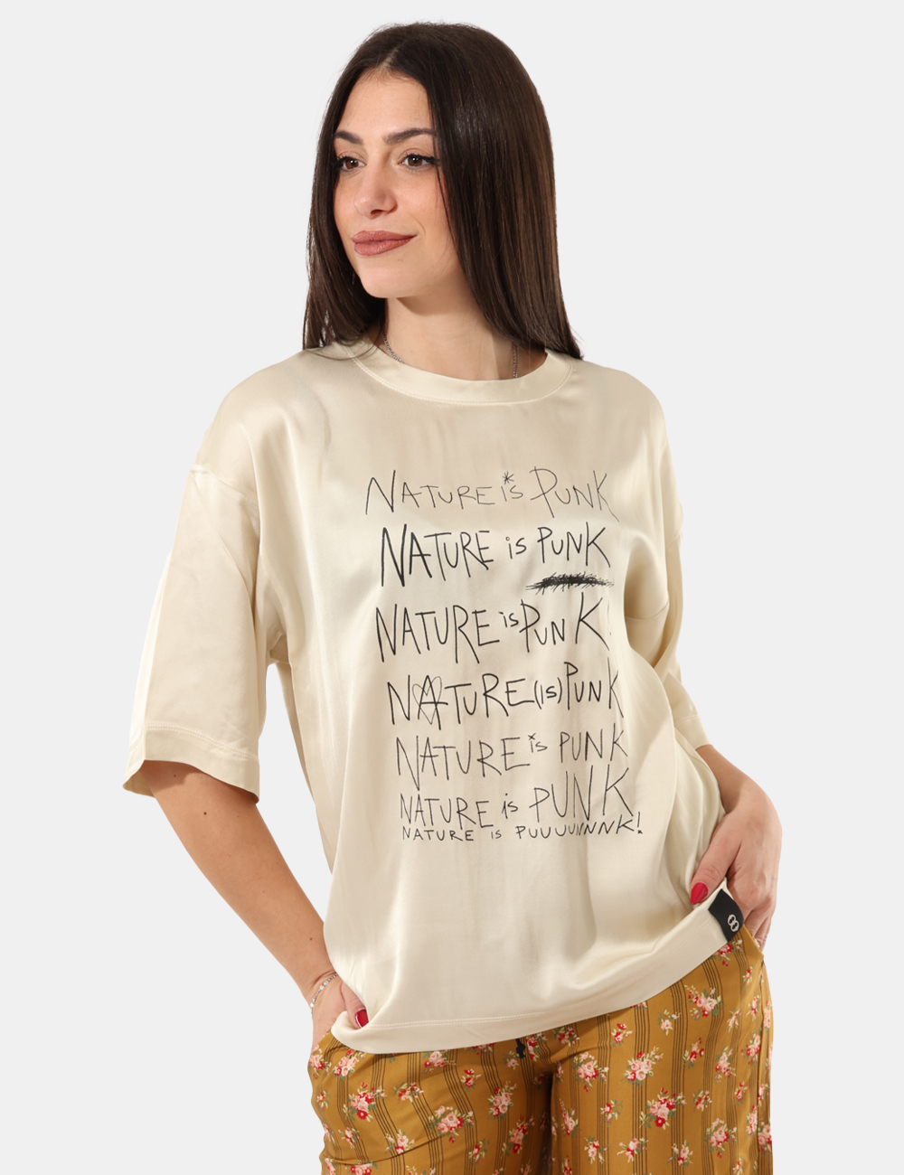 DM7974-SA_VAR-UNICA_AI25_1 T-shirt Ottod'Ame Beige - T-shirt giroccollo morbida, con scritte a contrasto.Cod. art. DM7974 SAVi ricordiamo che tutti i n