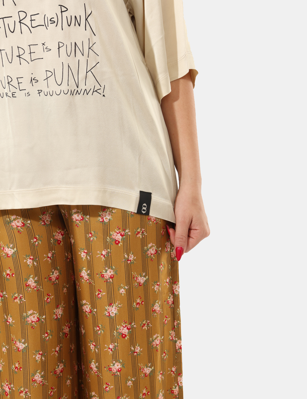 DM7974-SA_VAR-UNICA_AI25_4 T-shirt Ottod'Ame Beige - T-shirt giroccollo morbida, con scritte a contrasto.Cod. art. DM7974 SAVi ricordiamo che tutti i n