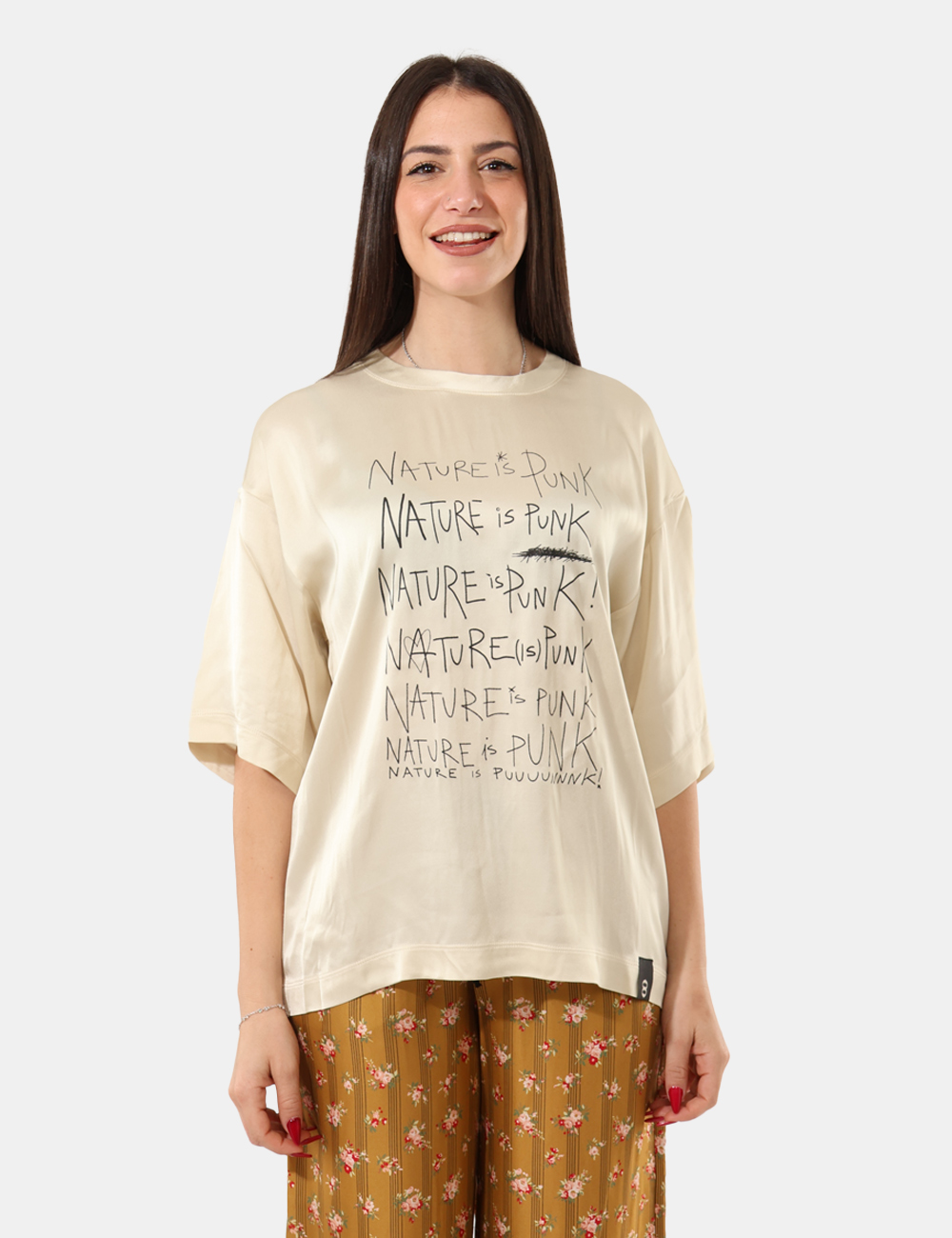 DM7974-SA_VAR-UNICA_AI25_5 T-shirt Ottod'Ame Beige - T-shirt giroccollo morbida, con scritte a contrasto.Cod. art. DM7974 SAVi ricordiamo che tutti i n