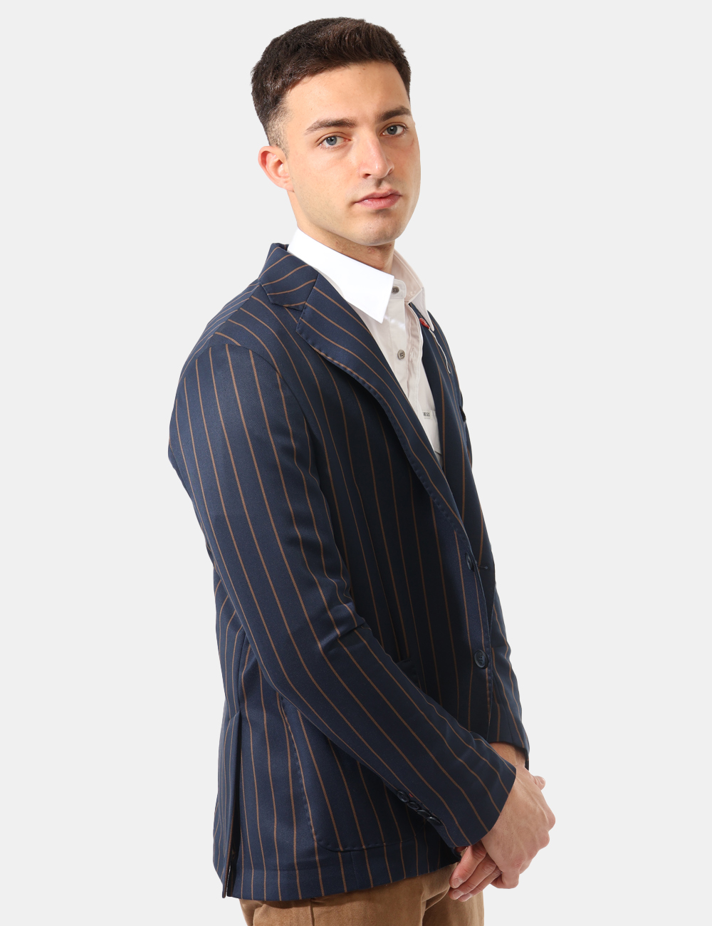 GI01FBAI24-TEX73-SA_BLU_AI25_1 Giacca Bernese Blu - Giacca elegante in total blu rigata marrone, con tasche a toppa più taschino. La vestibilità è morbida