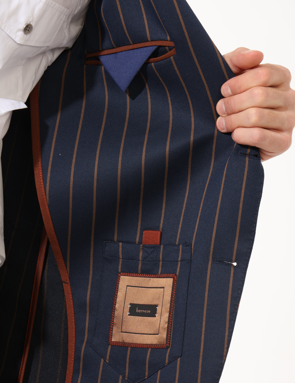 GI01FBAI24-TEX73-SA_BLU_AI25_3 Giacca Bernese Blu - Giacca elegante in total blu rigata marrone, con tasche a toppa più taschino. La vestibilità è morbida