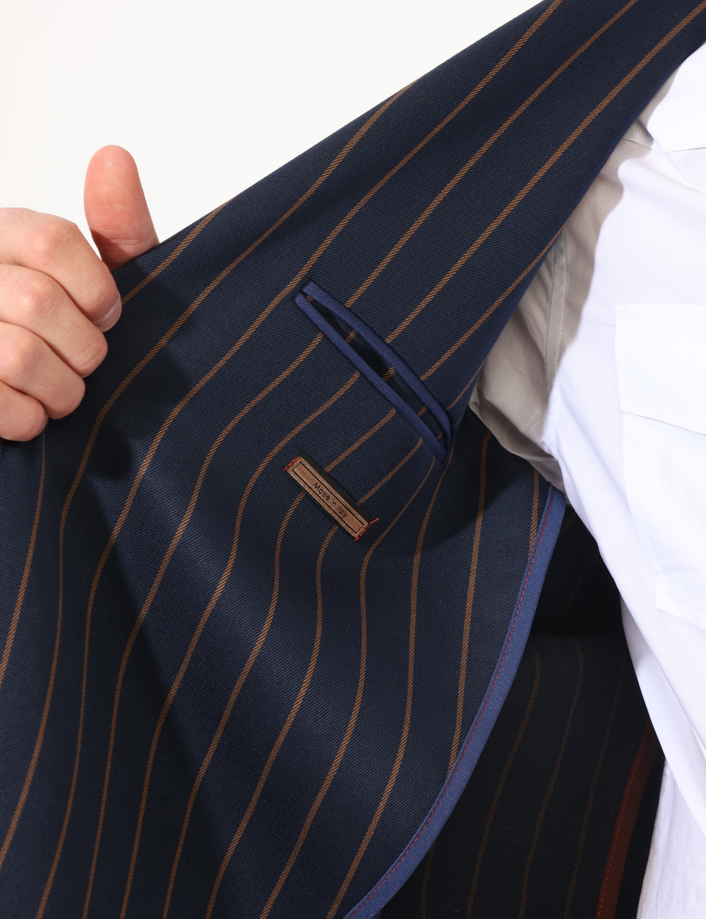 GI01FBAI24-TEX73-SA_BLU_AI25_4 Giacca Bernese Blu - Giacca elegante in total blu rigata marrone, con tasche a toppa più taschino. La vestibilità è morbida