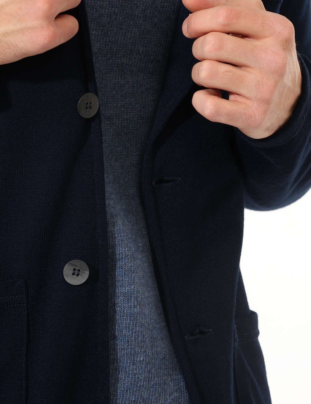 GI24109BA24-T100AC-SA_SCURO-SCURO_AI25_4 Giacca Bernese Blu - Giacca casual in maglina, total blu navy con tasche a toppa più taschino. La vestibilità è morbida e pr