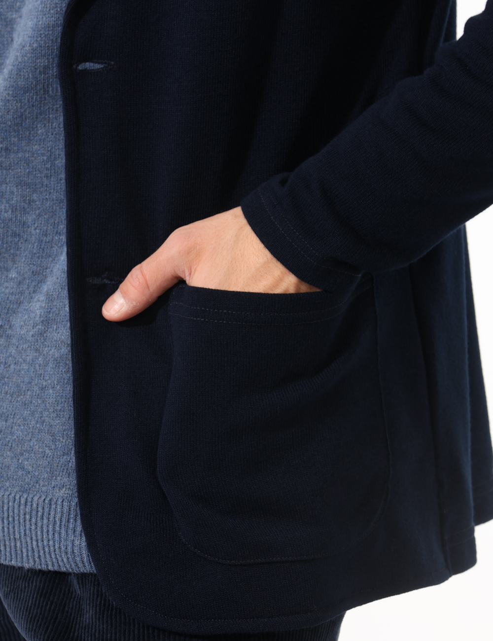 GI24109BA24-T100AC-SA_SCURO-SCURO_AI25_6 Giacca Bernese Blu - Giacca casual in maglina, total blu navy con tasche a toppa più taschino. La vestibilità è morbida e pr