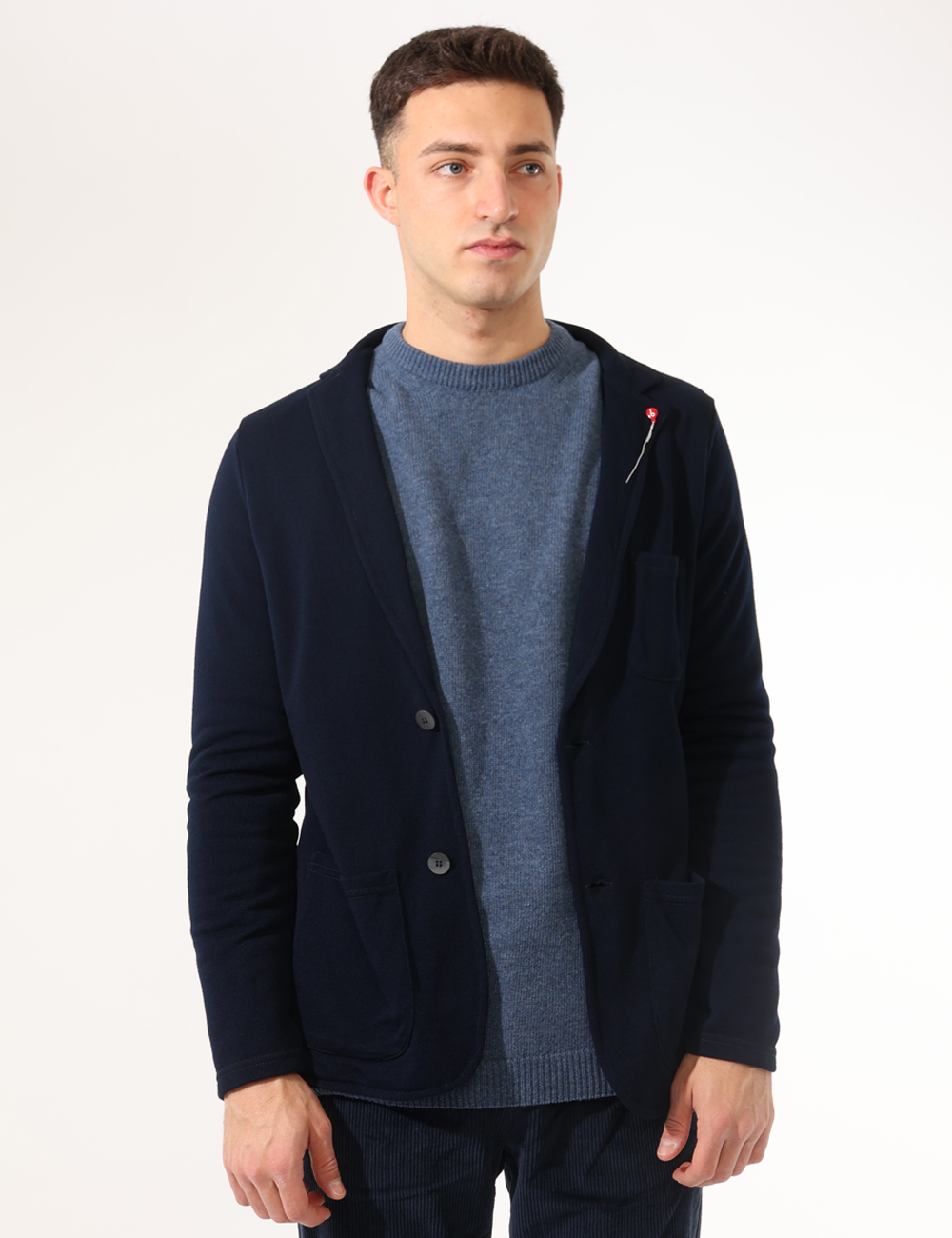 GI24109BA24-T100AC-SA_SCURO-SCURO_AI25_7 Giacca Bernese Blu - Giacca casual in maglina, total blu navy con tasche a toppa più taschino. La vestibilità è morbida e pr