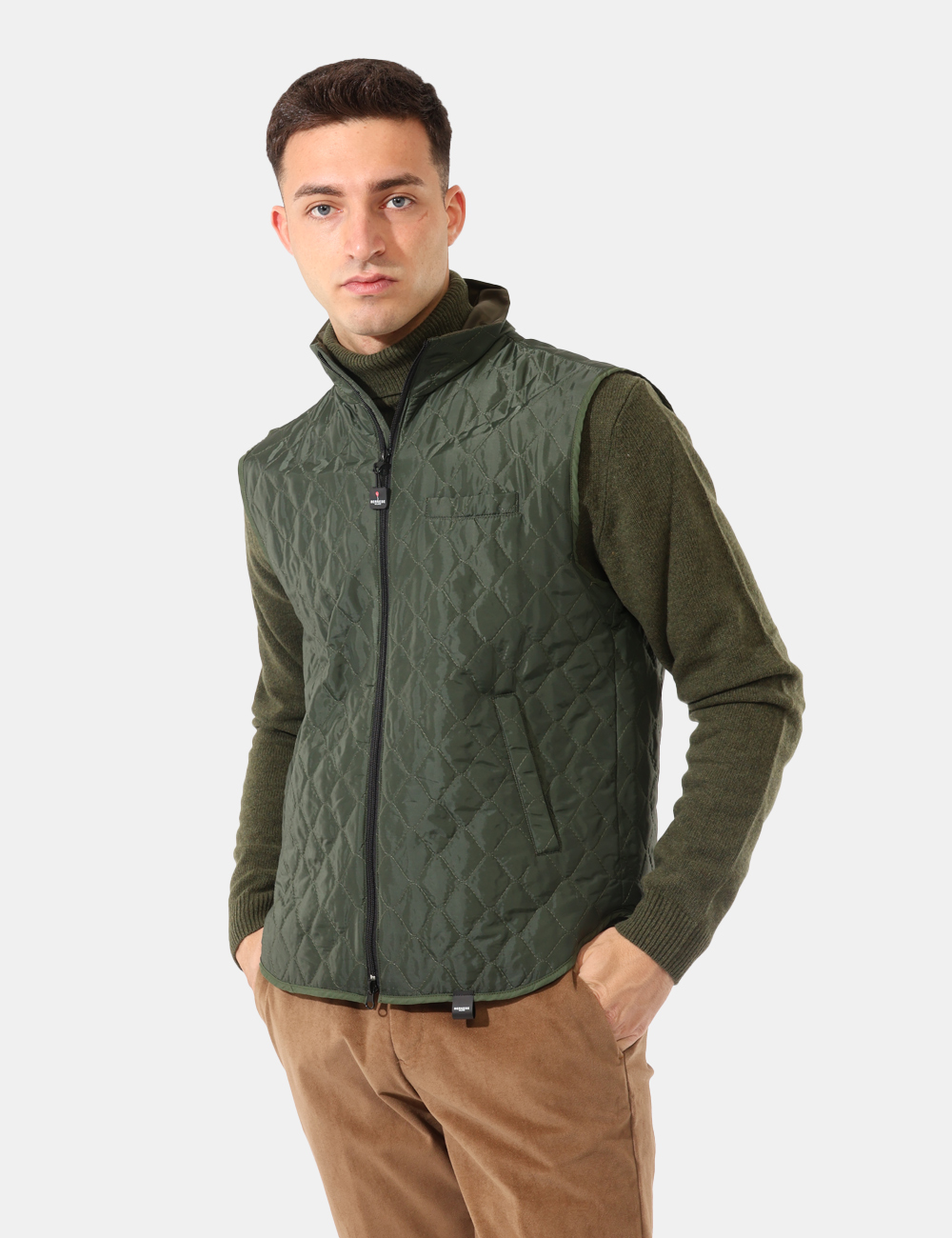 GL08BAI24-TEX126P-SA_VERDE_AI25_1 Piumino smanicato Bernese Verde - Piumino smanicato trapuntato in total verde militare, con tasche a taglio trasversale più