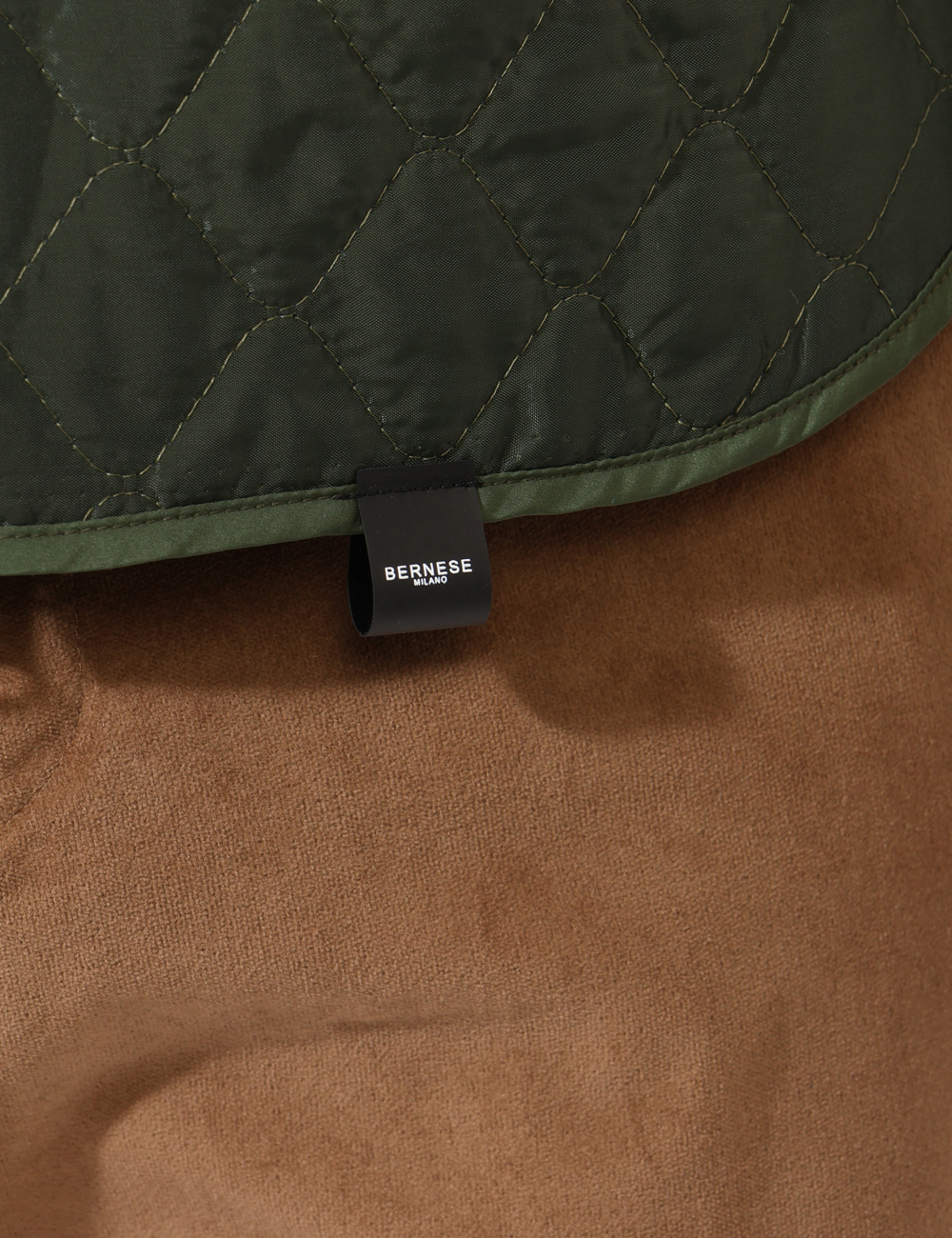 GL08BAI24-TEX126P-SA_VERDE_AI25_3 Piumino smanicato Bernese Verde - Piumino smanicato trapuntato in total verde militare, con tasche a taglio trasversale più