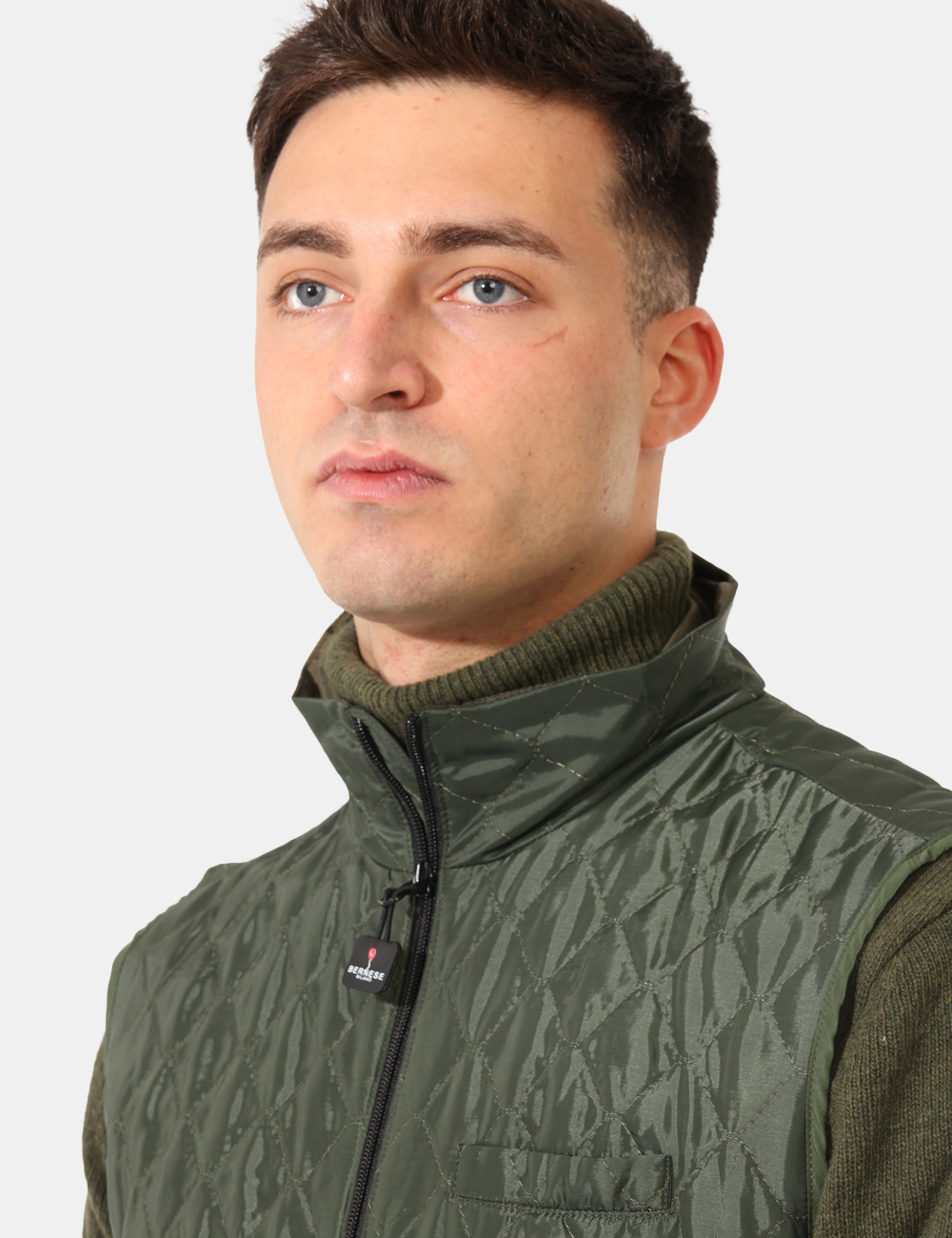 GL08BAI24-TEX126P-SA_VERDE_AI25_5 Piumino smanicato Bernese Verde - Piumino smanicato trapuntato in total verde militare, con tasche a taglio trasversale più