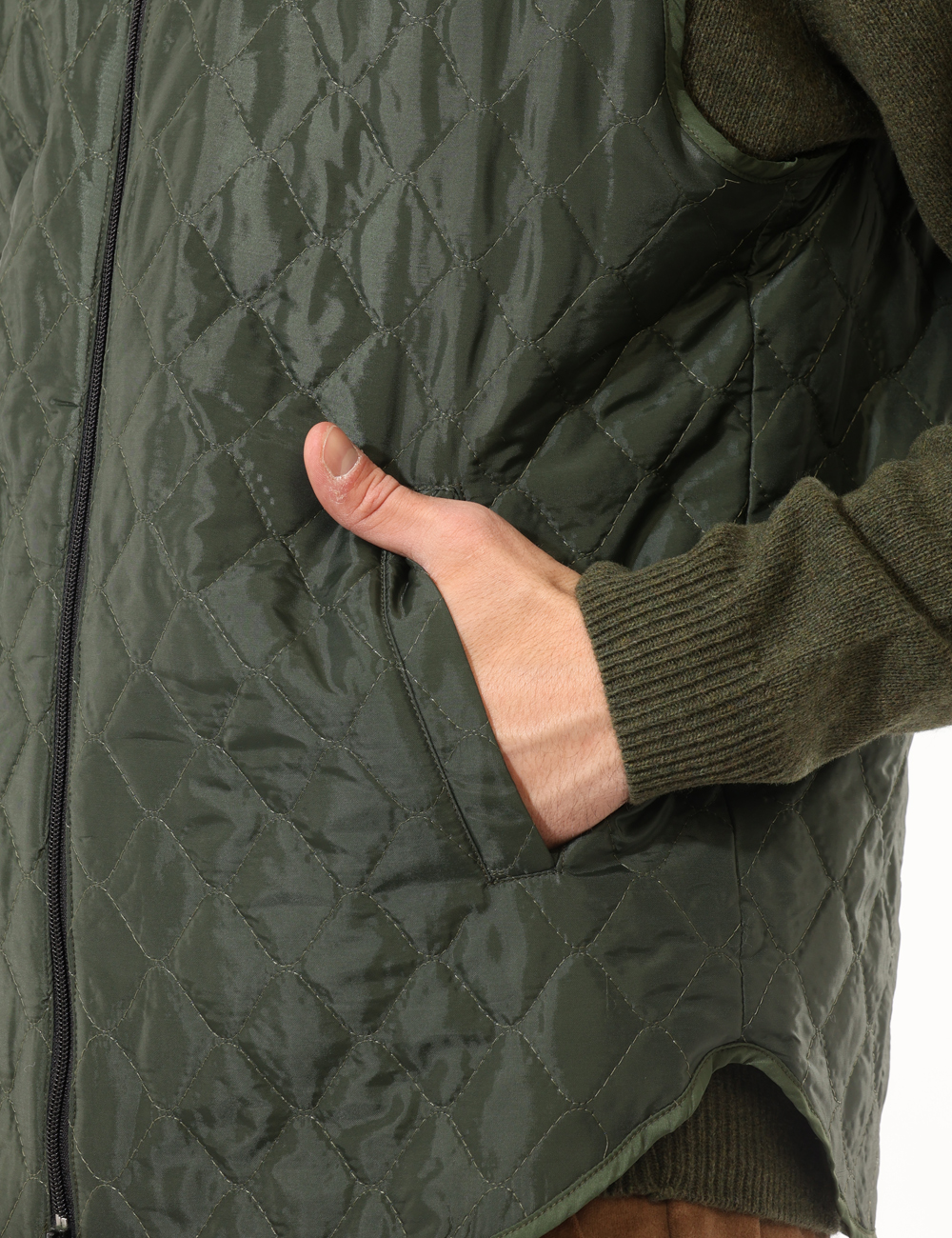 GL08BAI24-TEX126P-SA_VERDE_AI25_6 Piumino smanicato Bernese Verde - Piumino smanicato trapuntato in total verde militare, con tasche a taglio trasversale più