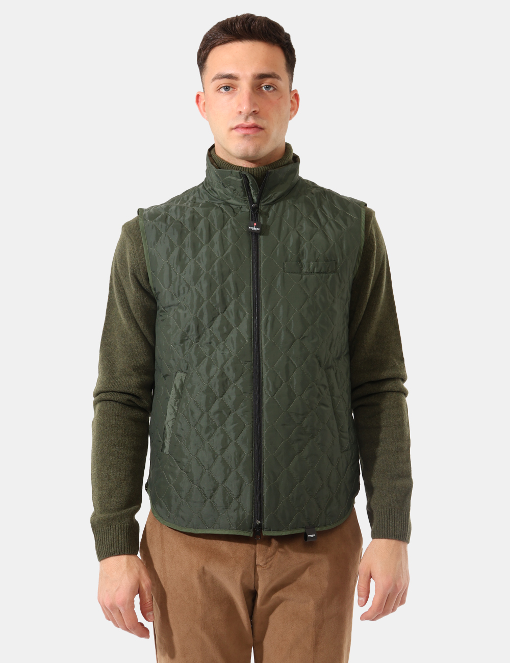 GL08BAI24-TEX126P-SA_VERDE_AI25_7 Piumino smanicato Bernese Verde - Piumino smanicato trapuntato in total verde militare, con tasche a taglio trasversale più