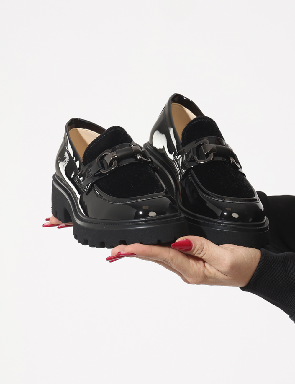 K-10037-OA_BLACK_AI25_1 Mocassini Keys Nero - Mocassino total nero in double vernice e tessuto con fibia coordinata. La calzata è morbida e avvolgen