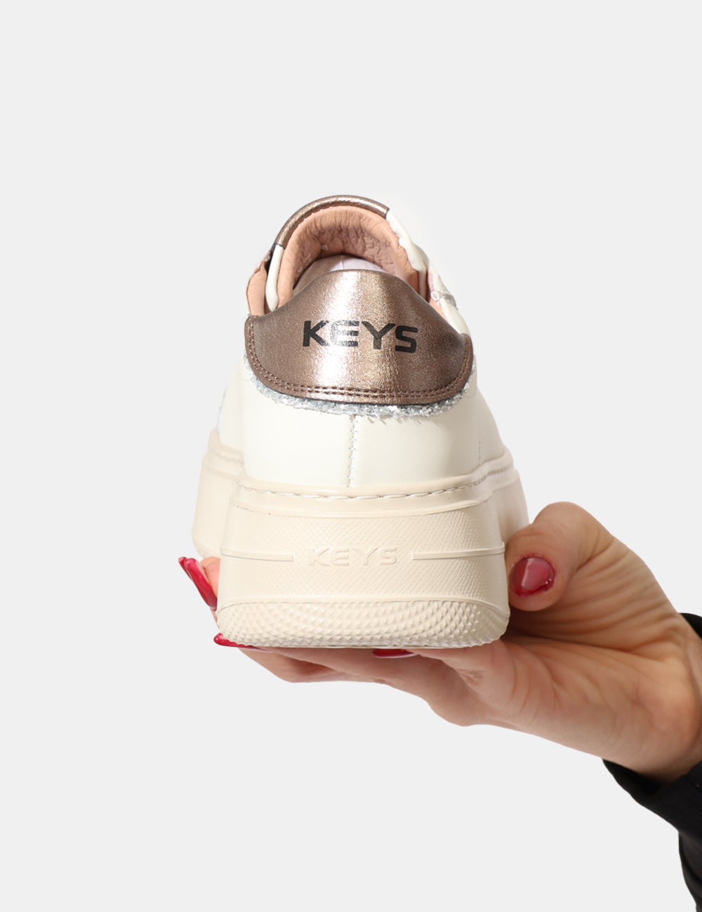 K-11213-OA_OFF-WHITE_AI25_3 Sneakers Keys Bianco - Sneakers in total bianco con glitter argentati più dettagli color bronzo. La calzata è morbida e conf