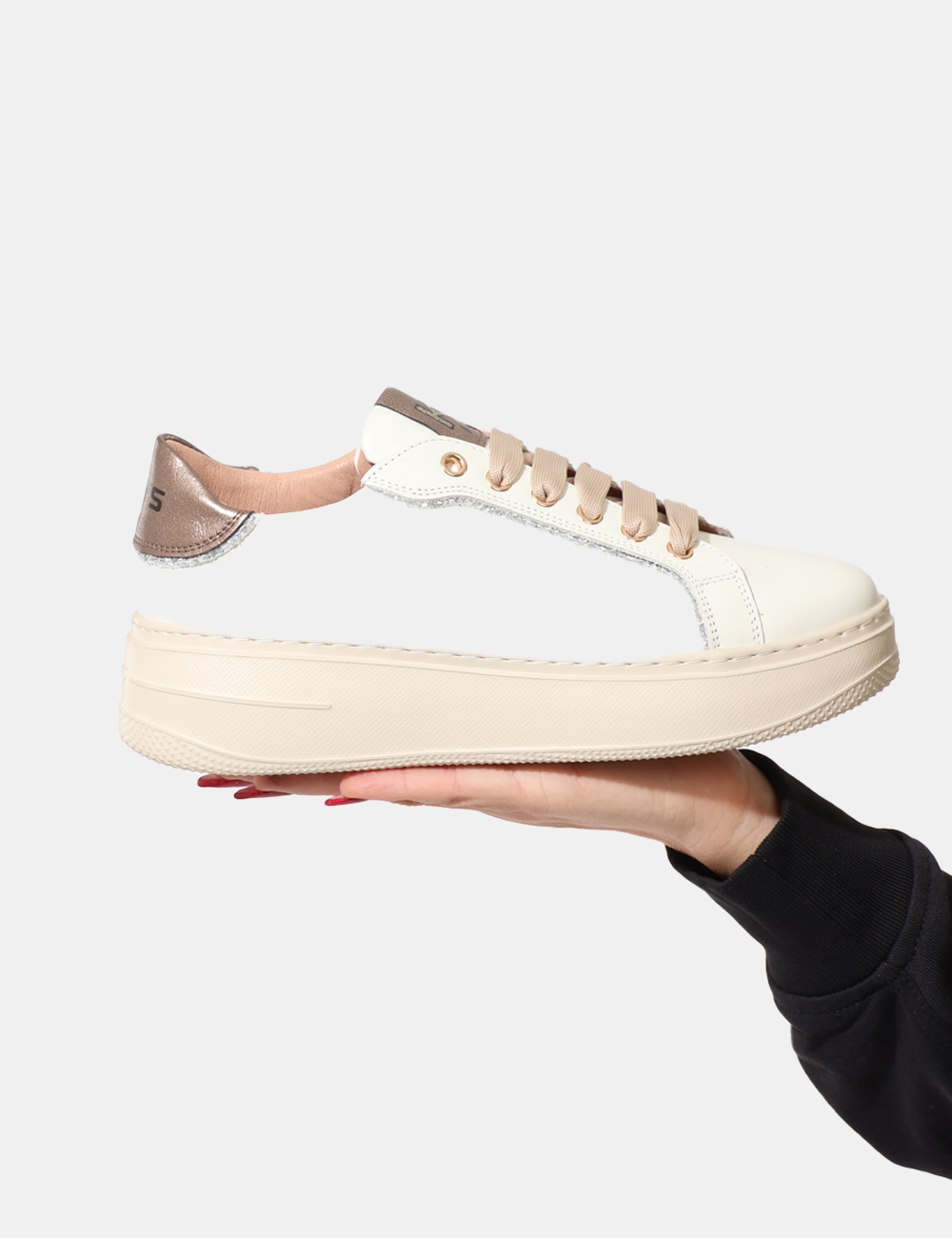 K-11213-OA_OFF-WHITE_AI25_4 Sneakers Keys Bianco - Sneakers in total bianco con glitter argentati più dettagli color bronzo. La calzata è morbida e conf