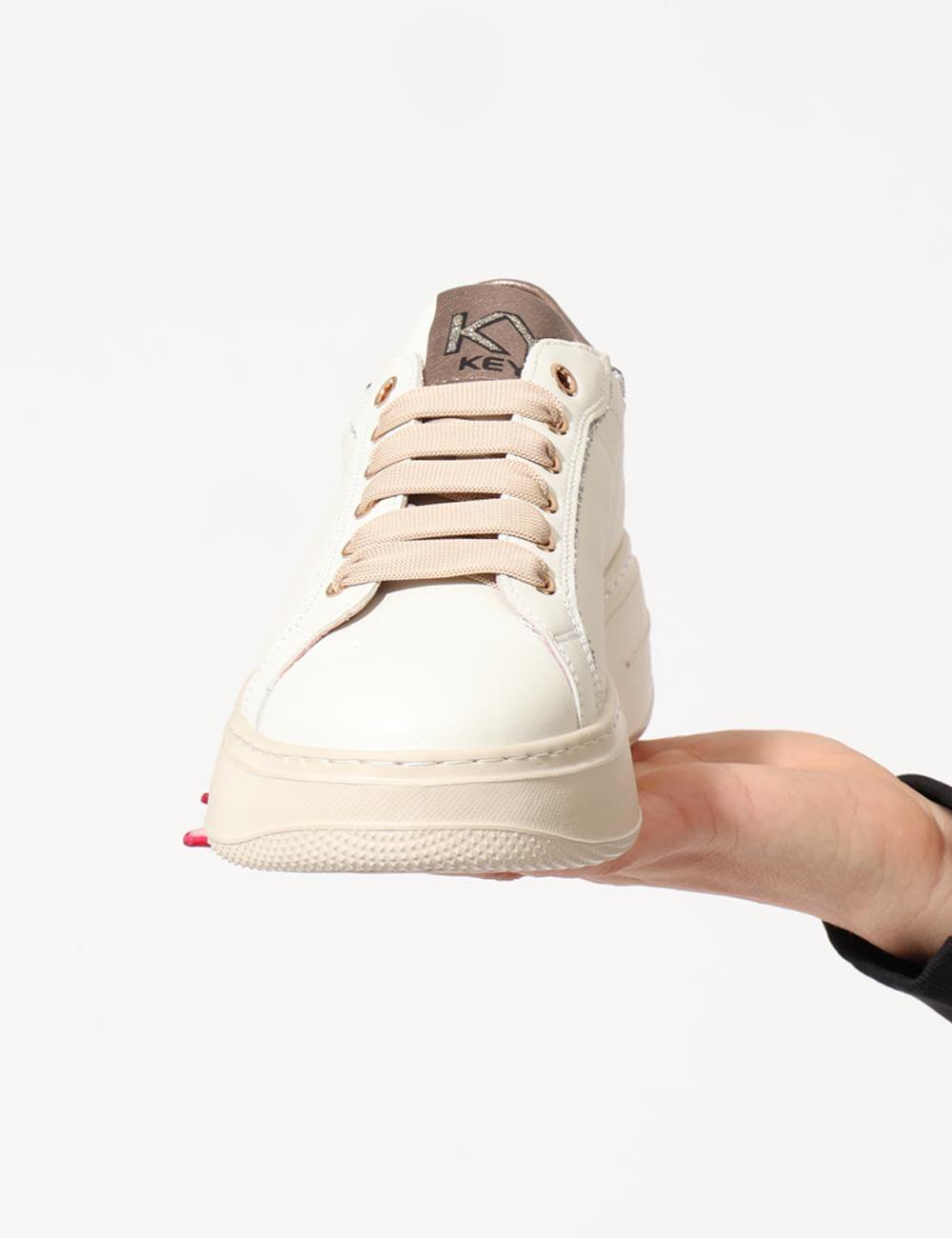 K-11213-OA_OFF-WHITE_AI25_5 Sneakers Keys Bianco - Sneakers in total bianco con glitter argentati più dettagli color bronzo. La calzata è morbida e conf