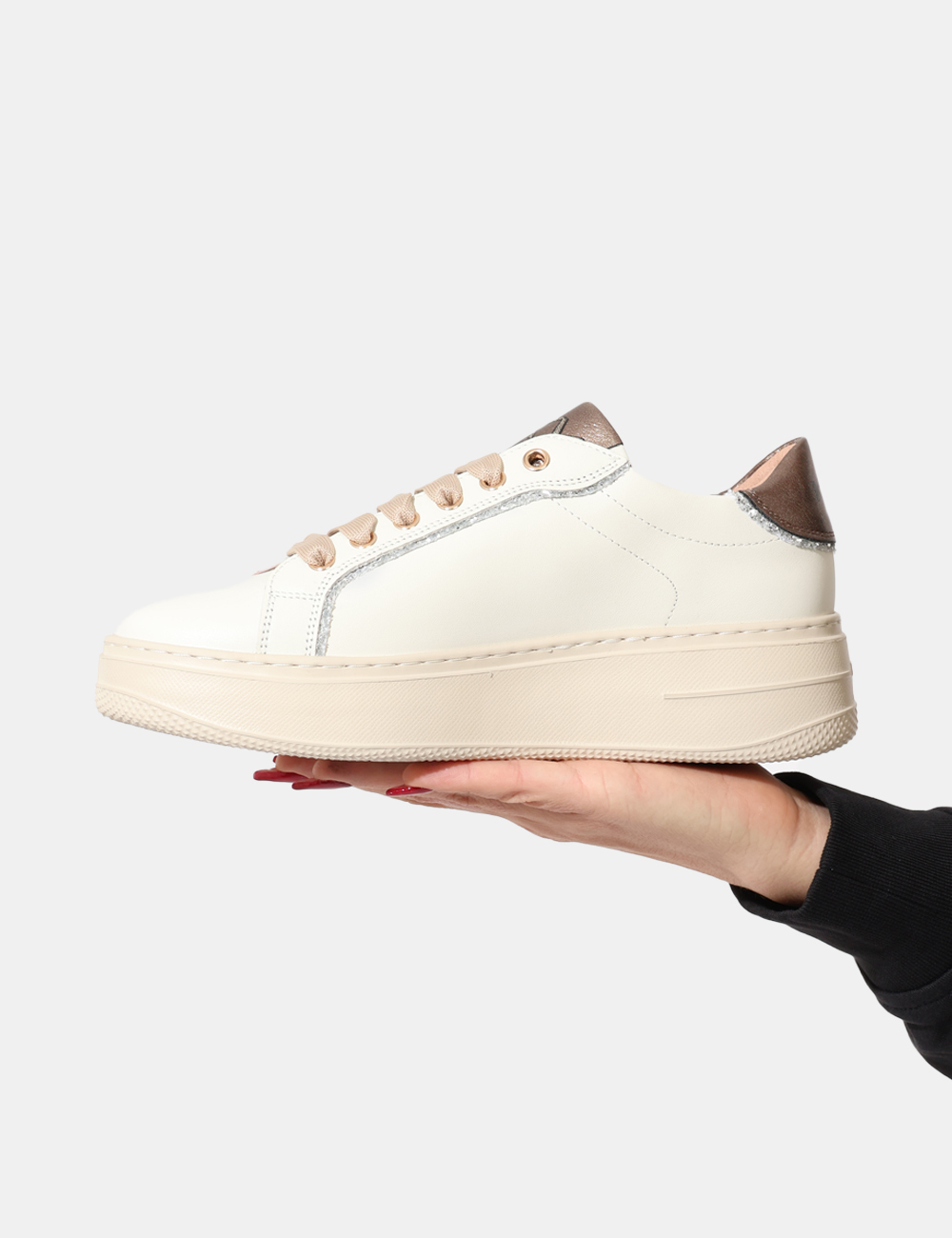 K-11213-OA_OFF-WHITE_AI25_6 Sneakers Keys Bianco - Sneakers in total bianco con glitter argentati più dettagli color bronzo. La calzata è morbida e conf