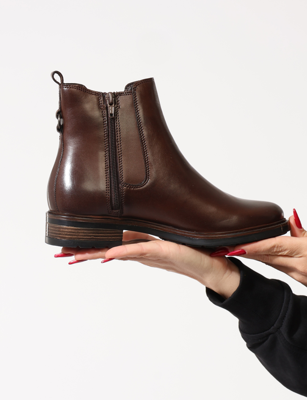 K-11362-OA_DARK-BROWN_AI25_5 Stivaletti Keys Marrone - Stivaletti in cuoio total marrone, con fibietta sul retro. La calzata è pratica grazie a zip later