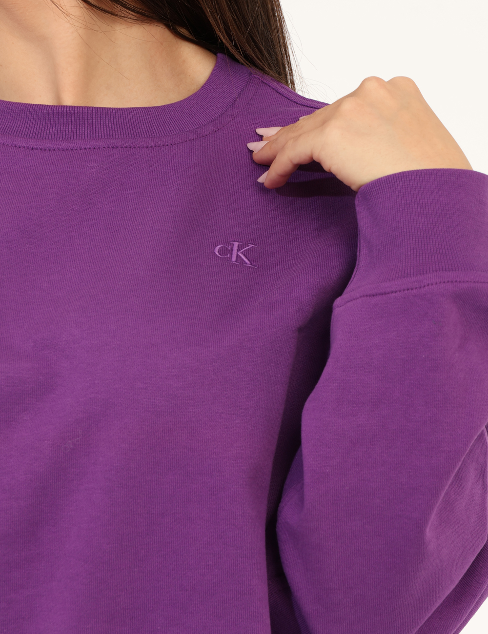 LV047B236G-OA_WFX_AI25_4 Felpa Calvin Klein Viola - Felpa classica con interno garzato e in total viola, con logo brand ricamato ad altezza cuore. La